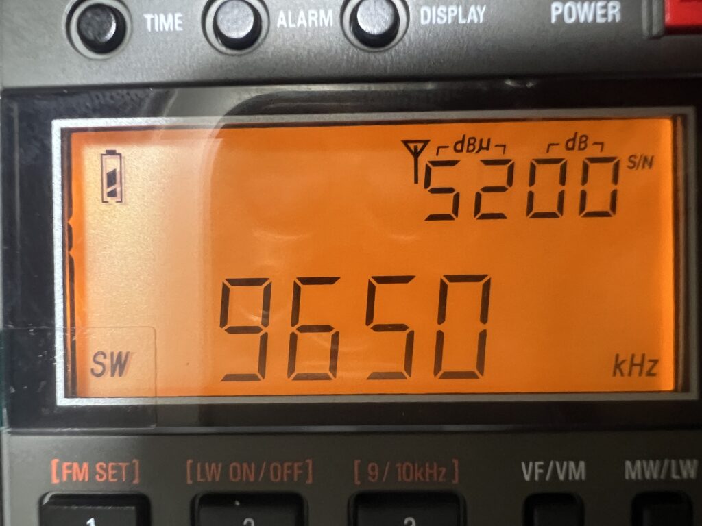 内蔵アンテナで短波9650kHzを受信したPL-520の電界強度表示