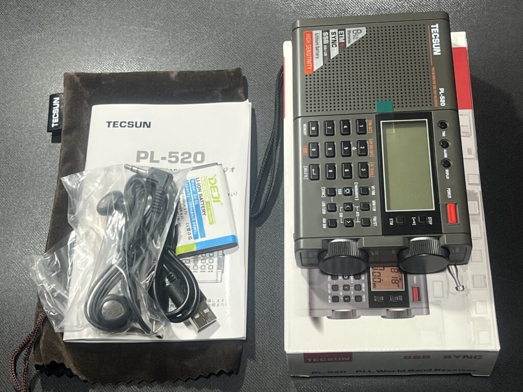 TECSUN PL-520の箱から出した本体と付属品一式

