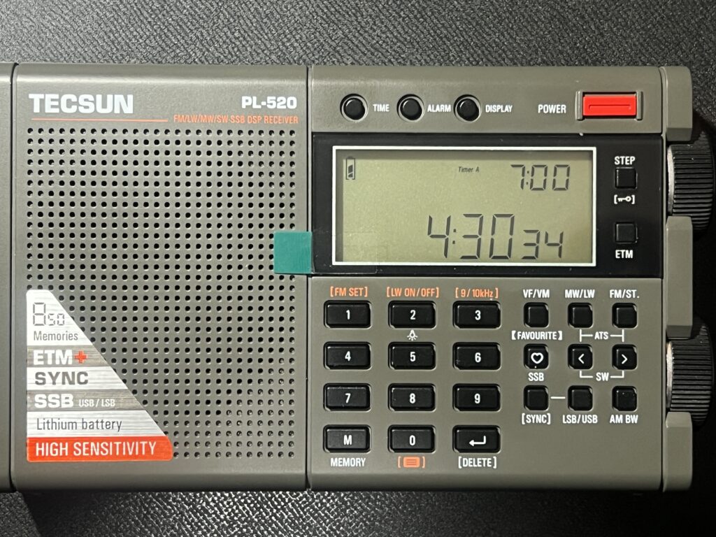 TECSUN PL-520の前面。SSBと同期検波の操作ボタンが並ぶ