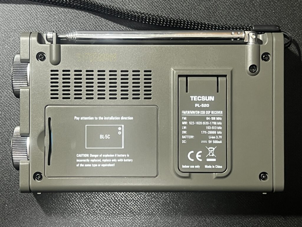 TECSUN PL-520の前面。SSBと同期検波の操作ボタンが並ぶ
