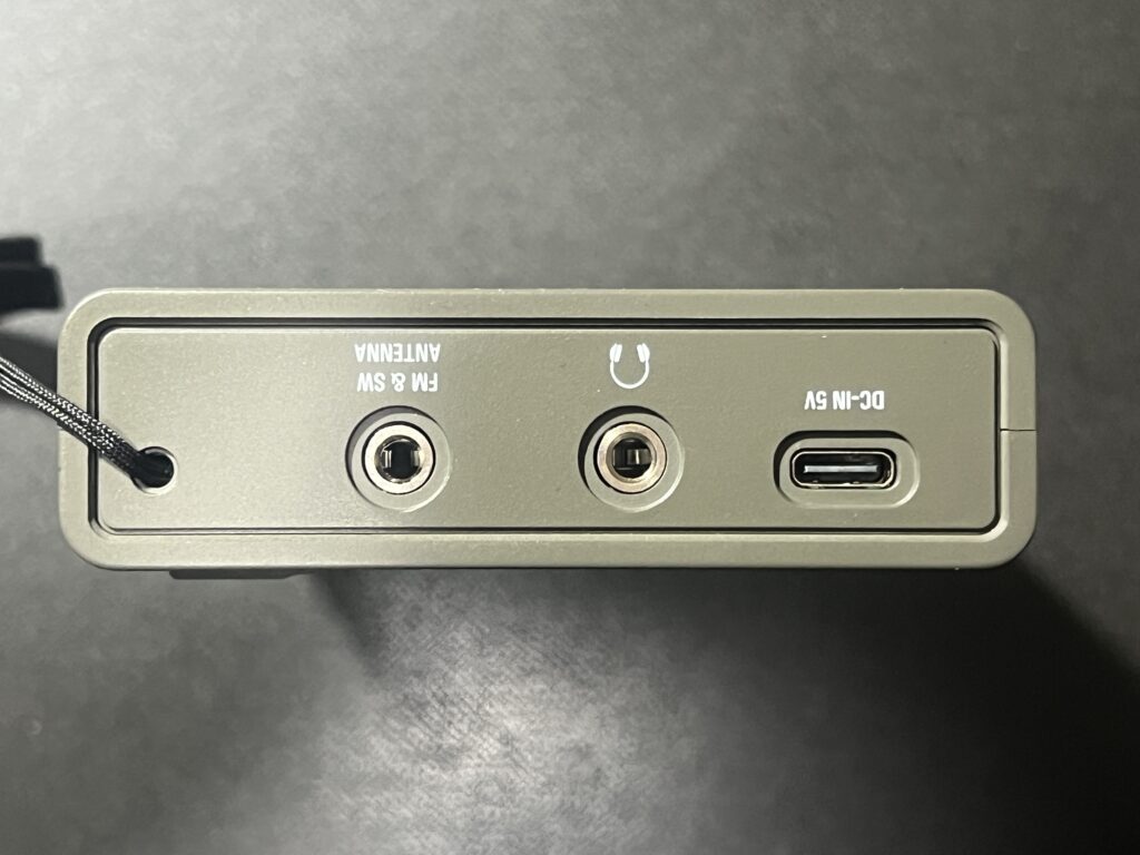PL-520側面のFMと短波用の外部アンテナ端子とUSB充電端子