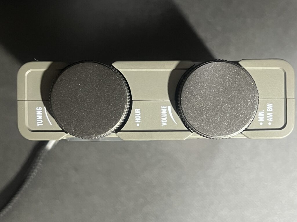 PL-520側面のチューニングと音量、バンド幅切り替えのつまみ