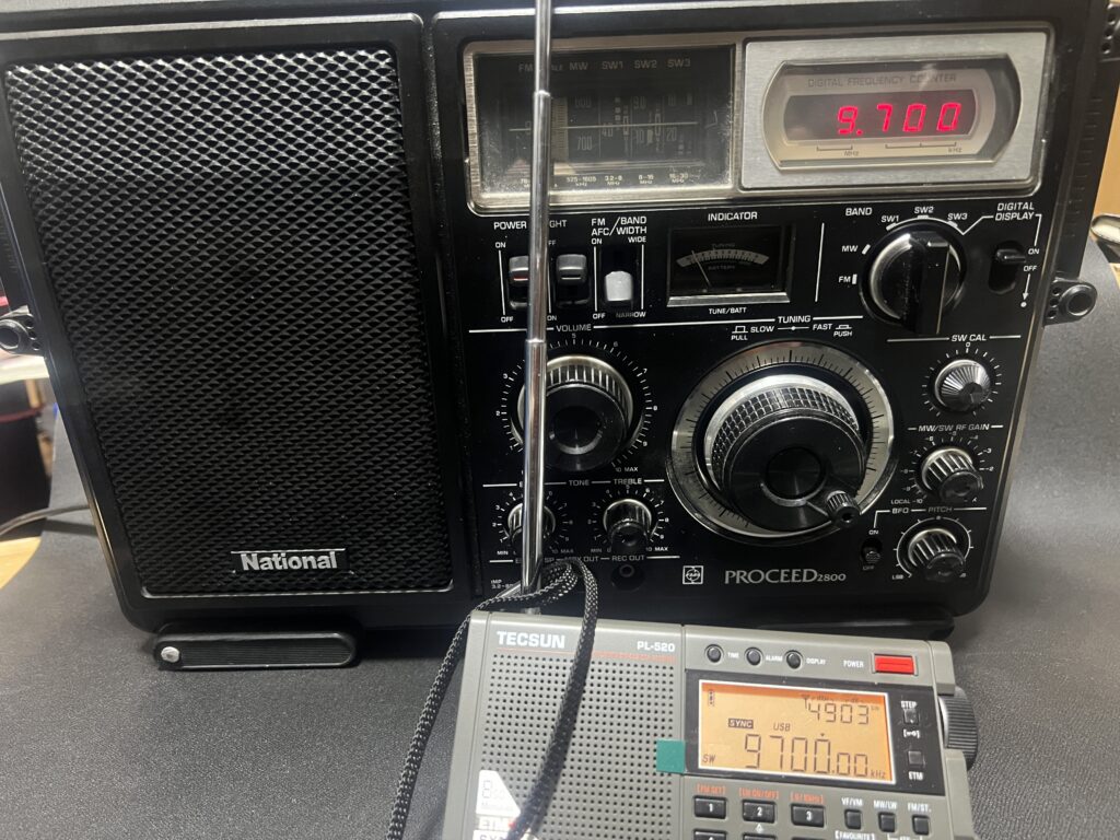 ナショナルRF-2800とTECSUN PL-520を同じ9700kHzに合わせて並べた比較