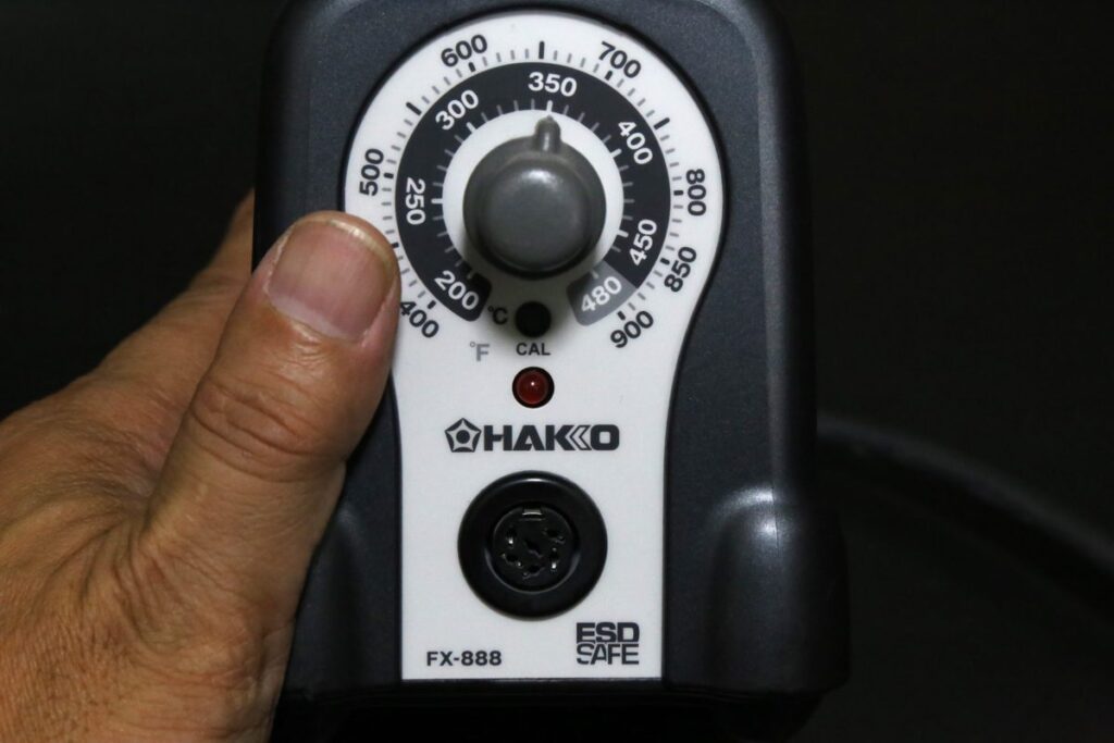 FX-888の温度調整ダイヤルとCALボタン