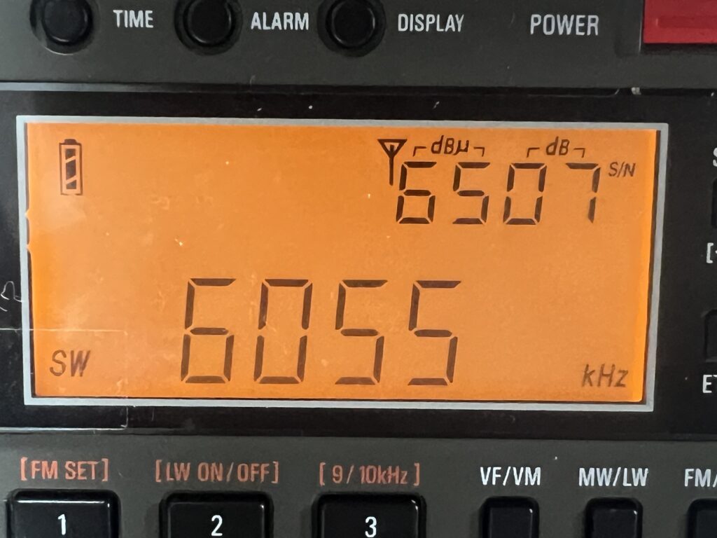 内蔵アンテナでラジオNIKKEI6055kHzを受信したときの電界強度とS/N