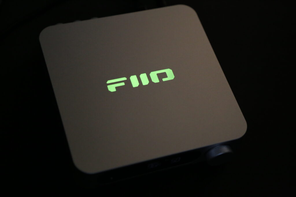 天面にあるFIIOの文字がイエローの様子