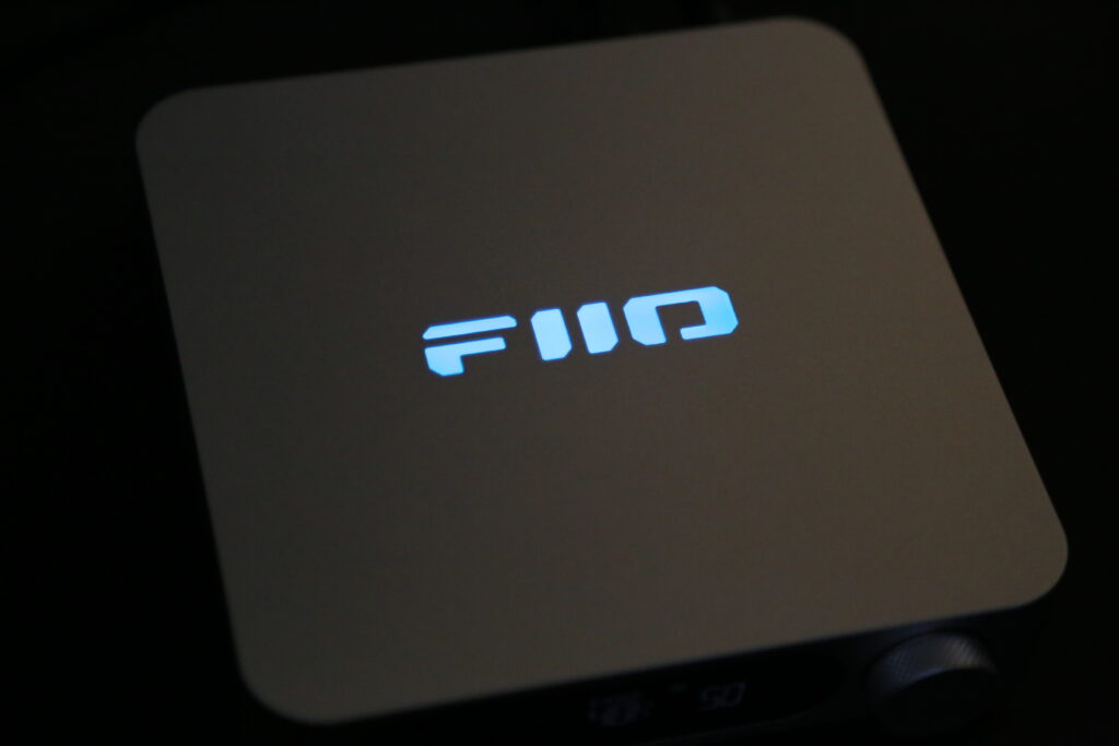 天面にあるFIIOの文字がブルーの様子
